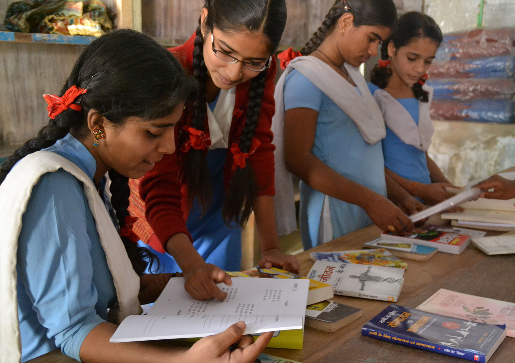 Womenserve - Schoolgirls reading books